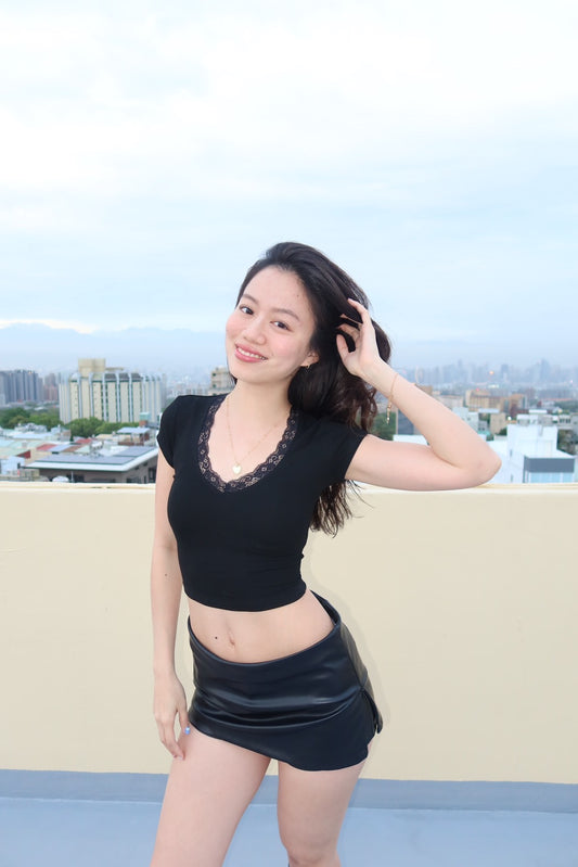 𝟗𝟎𝐬 短版 𝐯 𝐧𝐞𝐜𝐤 𝐥𝐚𝐜𝐞 上衣超親膚🎱辣妹必備🔥