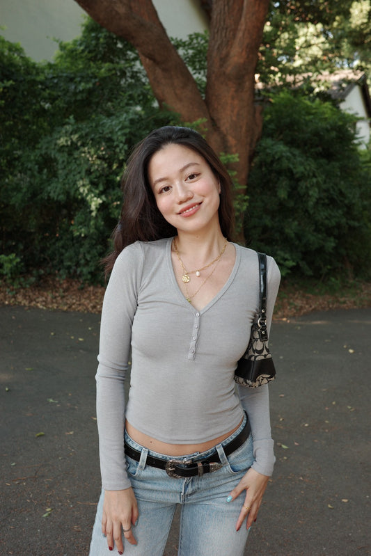 早秋必備🍂美式辣妹修身百搭灰色親膚V領薄長袖🩶