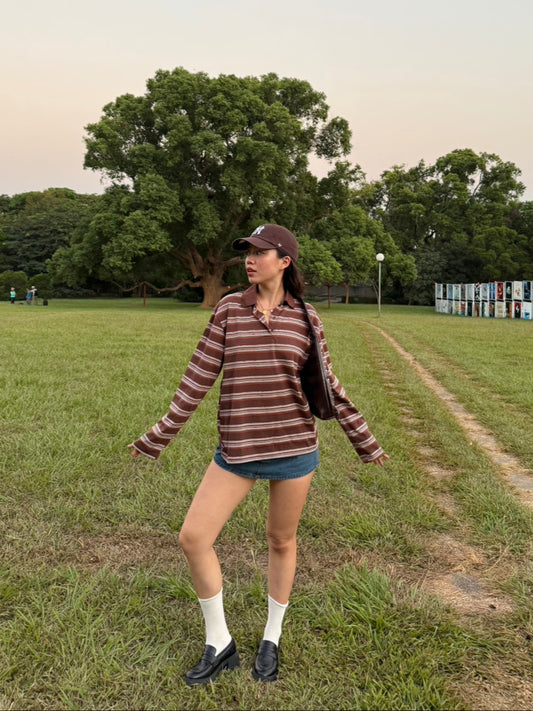 𝟗𝟎𝐬 𝐟𝐞𝐞𝐥𝐢𝐧𝐠 𝐒𝐮𝐧𝐝𝐚𝐲 𝐂𝐨𝐟𝐟𝐞𝐞 𝐒𝐭𝐫𝐢𝐩𝐞 𝐏𝐨𝐥𝐨 ☕️🤎