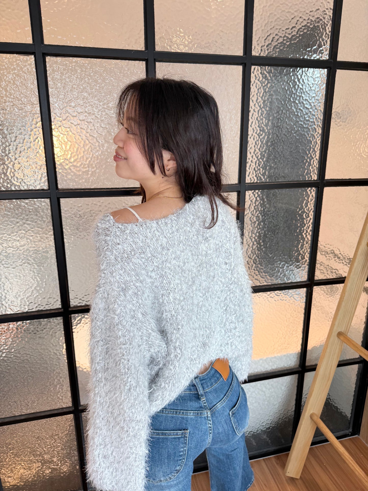 𝐅𝐥𝐮𝐟𝐟𝐲 🇰🇷𝐎𝐟𝐟-𝐒𝐡𝐨𝐮𝐥𝐝𝐞𝐫 𝐊𝐧𝐢𝐭｜灰霧慵懶斜肩毛毛針織🩶🪄