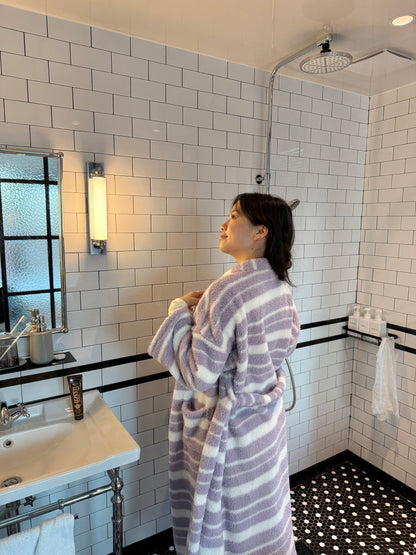 🪻𝐋𝐢𝐥𝐚𝐜 𝐂𝐨𝐳𝐲 𝐑𝐨𝐛𝐞｜薰紫雲朵條紋軟絨長袍🛏️