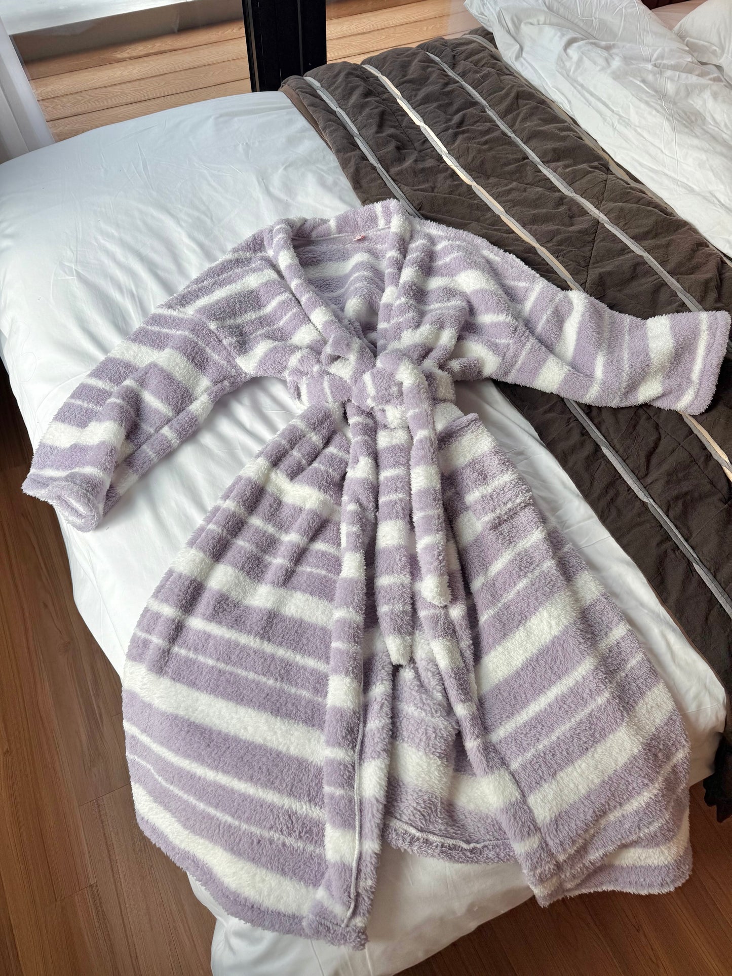 🪻𝐋𝐢𝐥𝐚𝐜 𝐂𝐨𝐳𝐲 𝐑𝐨𝐛𝐞｜薰紫雲朵條紋軟絨長袍🛏️