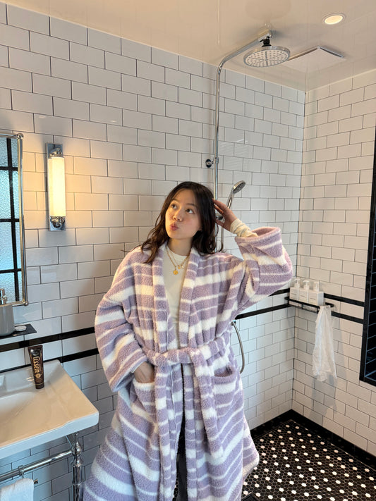 🪻𝐋𝐢𝐥𝐚𝐜 𝐂𝐨𝐳𝐲 𝐑𝐨𝐛𝐞｜薰紫雲朵條紋軟絨長袍🛏️