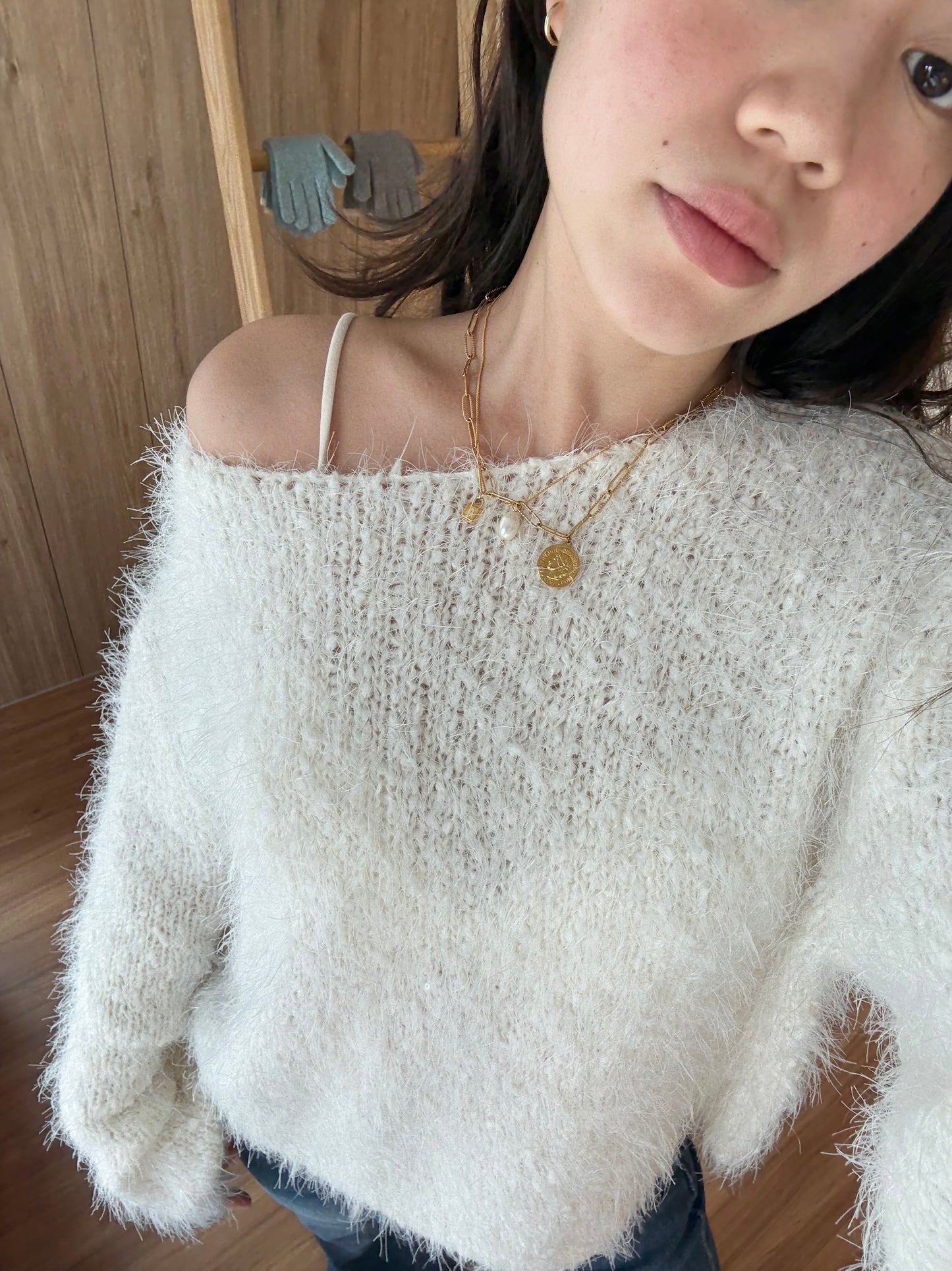 🇰🇷 𝐂𝐫𝐞𝐚𝐦𝐲 𝐂𝐥𝐨𝐮𝐝 𝐎𝐟𝐟-𝐒𝐡𝐨𝐮𝐥𝐝𝐞𝐫 𝐊𝐧𝐢𝐭｜🐑🧁奶油雲朵斜肩毛毛針織⭐️