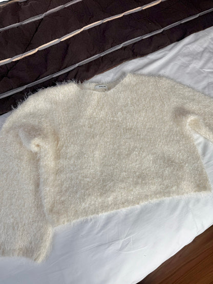 🇰🇷 𝐂𝐫𝐞𝐚𝐦𝐲 𝐂𝐥𝐨𝐮𝐝 𝐎𝐟𝐟-𝐒𝐡𝐨𝐮𝐥𝐝𝐞𝐫 𝐊𝐧𝐢𝐭｜🐑🧁奶油雲朵斜肩毛毛針織⭐️