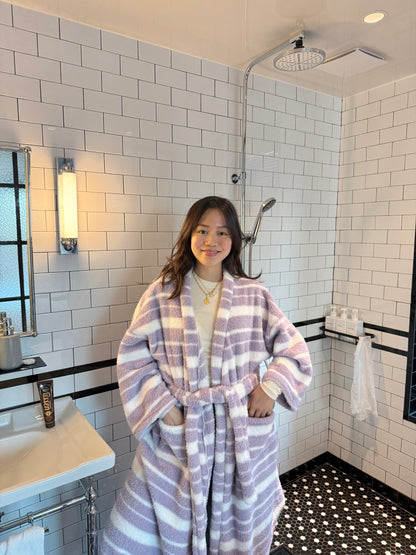 🪻𝐋𝐢𝐥𝐚𝐜 𝐂𝐨𝐳𝐲 𝐑𝐨𝐛𝐞｜薰紫雲朵條紋軟絨長袍🛏️
