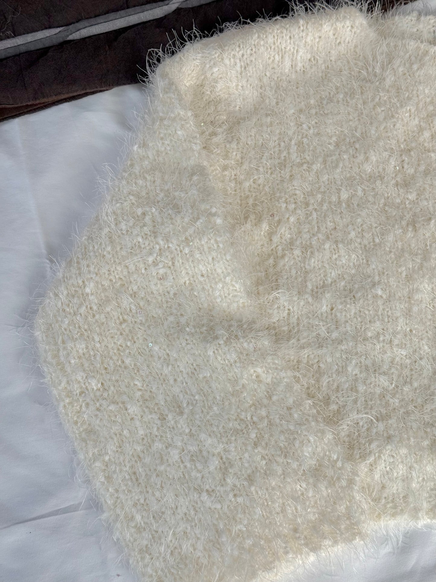 🇰🇷 𝐂𝐫𝐞𝐚𝐦𝐲 𝐂𝐥𝐨𝐮𝐝 𝐎𝐟𝐟-𝐒𝐡𝐨𝐮𝐥𝐝𝐞𝐫 𝐊𝐧𝐢𝐭｜🐑🧁奶油雲朵斜肩毛毛針織⭐️