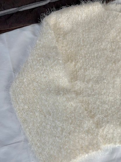 🇰🇷 𝐂𝐫𝐞𝐚𝐦𝐲 𝐂𝐥𝐨𝐮𝐝 𝐎𝐟𝐟-𝐒𝐡𝐨𝐮𝐥𝐝𝐞𝐫 𝐊𝐧𝐢𝐭｜🐑🧁奶油雲朵斜肩毛毛針織⭐️