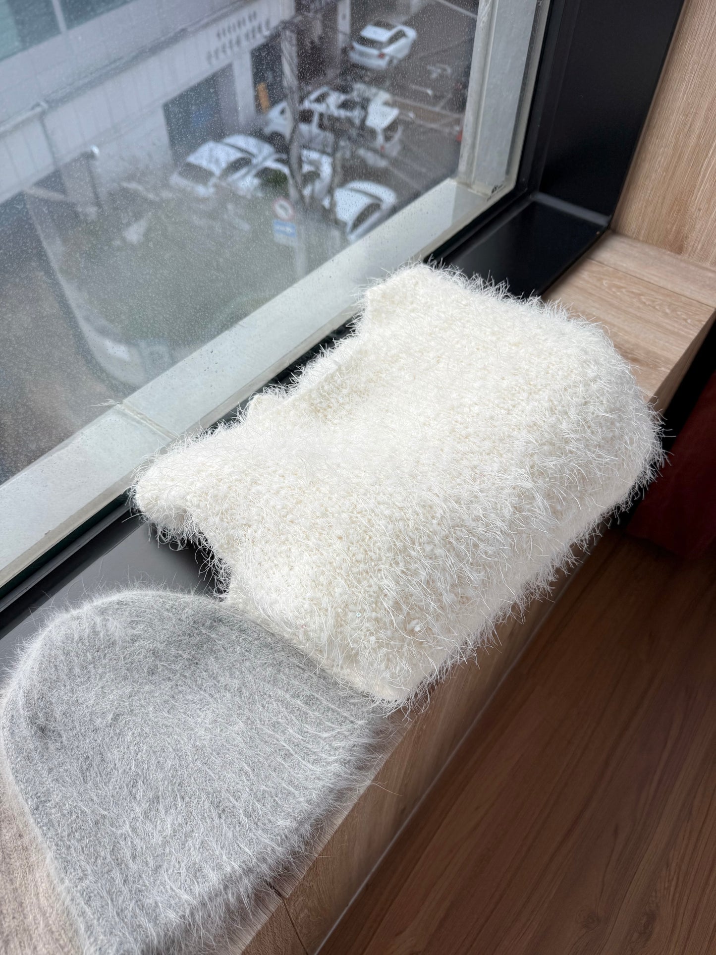 🇰🇷 𝐂𝐫𝐞𝐚𝐦𝐲 𝐂𝐥𝐨𝐮𝐝 𝐎𝐟𝐟-𝐒𝐡𝐨𝐮𝐥𝐝𝐞𝐫 𝐊𝐧𝐢𝐭｜🐑🧁奶油雲朵斜肩毛毛針織⭐️