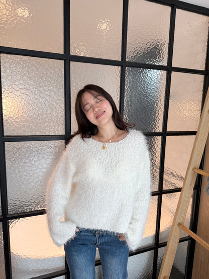 🇰🇷 𝐂𝐫𝐞𝐚𝐦𝐲 𝐂𝐥𝐨𝐮𝐝 𝐎𝐟𝐟-𝐒𝐡𝐨𝐮𝐥𝐝𝐞𝐫 𝐊𝐧𝐢𝐭｜🐑🧁奶油雲朵斜肩毛毛針織⭐️