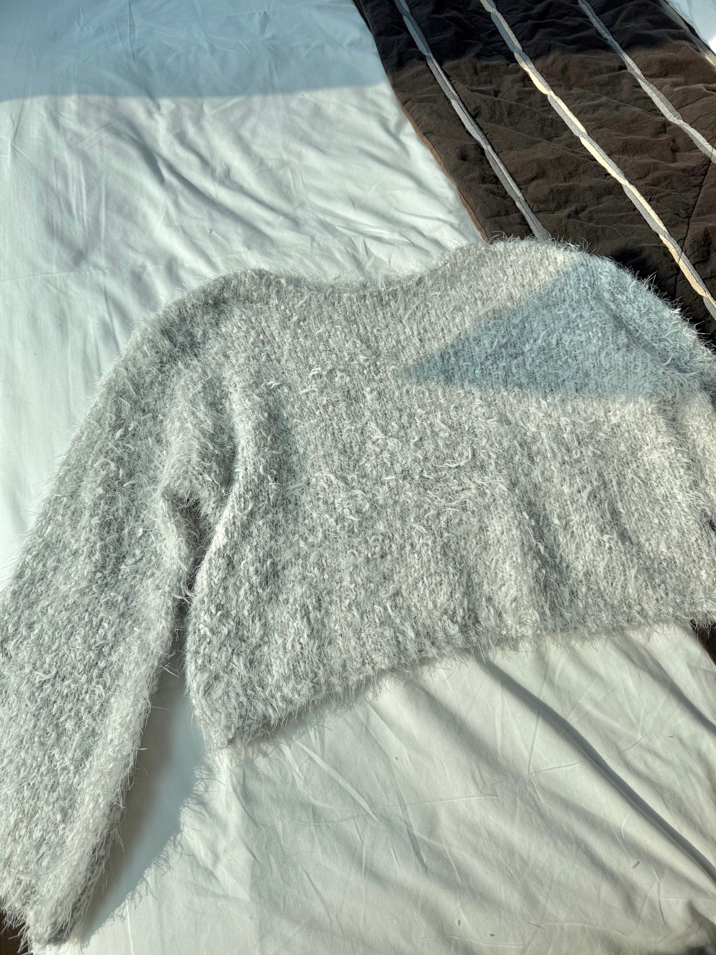 𝐅𝐥𝐮𝐟𝐟𝐲 🇰🇷𝐎𝐟𝐟-𝐒𝐡𝐨𝐮𝐥𝐝𝐞𝐫 𝐊𝐧𝐢𝐭｜灰霧慵懶斜肩毛毛針織🩶🪄