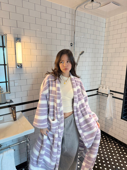 🪻𝐋𝐢𝐥𝐚𝐜 𝐂𝐨𝐳𝐲 𝐑𝐨𝐛𝐞｜薰紫雲朵條紋軟絨長袍🛏️