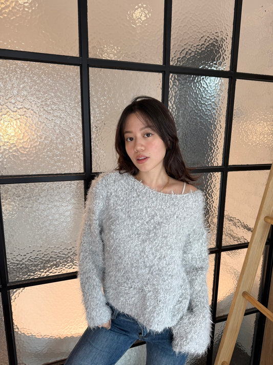 𝐅𝐥𝐮𝐟𝐟𝐲 🇰🇷𝐎𝐟𝐟-𝐒𝐡𝐨𝐮𝐥𝐝𝐞𝐫 𝐊𝐧𝐢𝐭｜灰霧慵懶斜肩毛毛針織🩶🪄