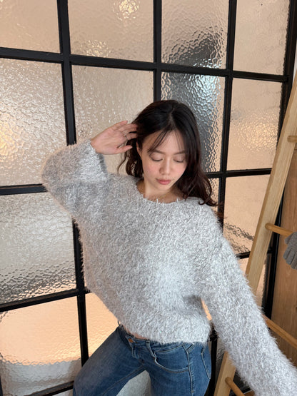 𝐅𝐥𝐮𝐟𝐟𝐲 🇰🇷𝐎𝐟𝐟-𝐒𝐡𝐨𝐮𝐥𝐝𝐞𝐫 𝐊𝐧𝐢𝐭｜灰霧慵懶斜肩毛毛針織🩶🪄