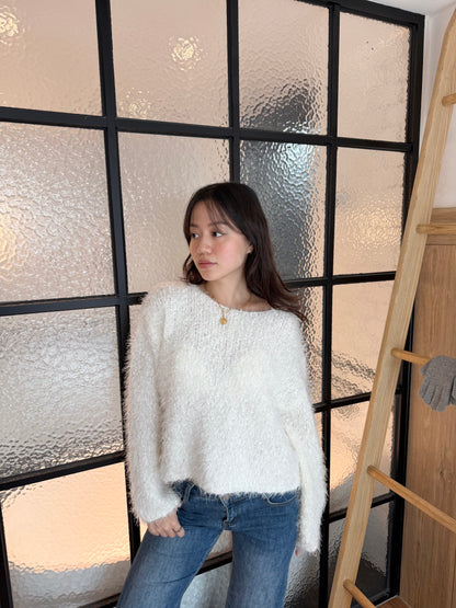 🇰🇷 𝐂𝐫𝐞𝐚𝐦𝐲 𝐂𝐥𝐨𝐮𝐝 𝐎𝐟𝐟-𝐒𝐡𝐨𝐮𝐥𝐝𝐞𝐫 𝐊𝐧𝐢𝐭｜🐑🧁奶油雲朵斜肩毛毛針織⭐️