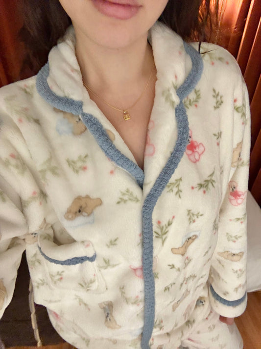 🧸🌷𝐁𝐞𝐚𝐫 𝐆𝐚𝐫𝐝𝐞𝐧 𝐅𝐥𝐞𝐞𝐜𝐞 𝐏𝐉｜小熊花園刷毛睡衣套裝🛏️
