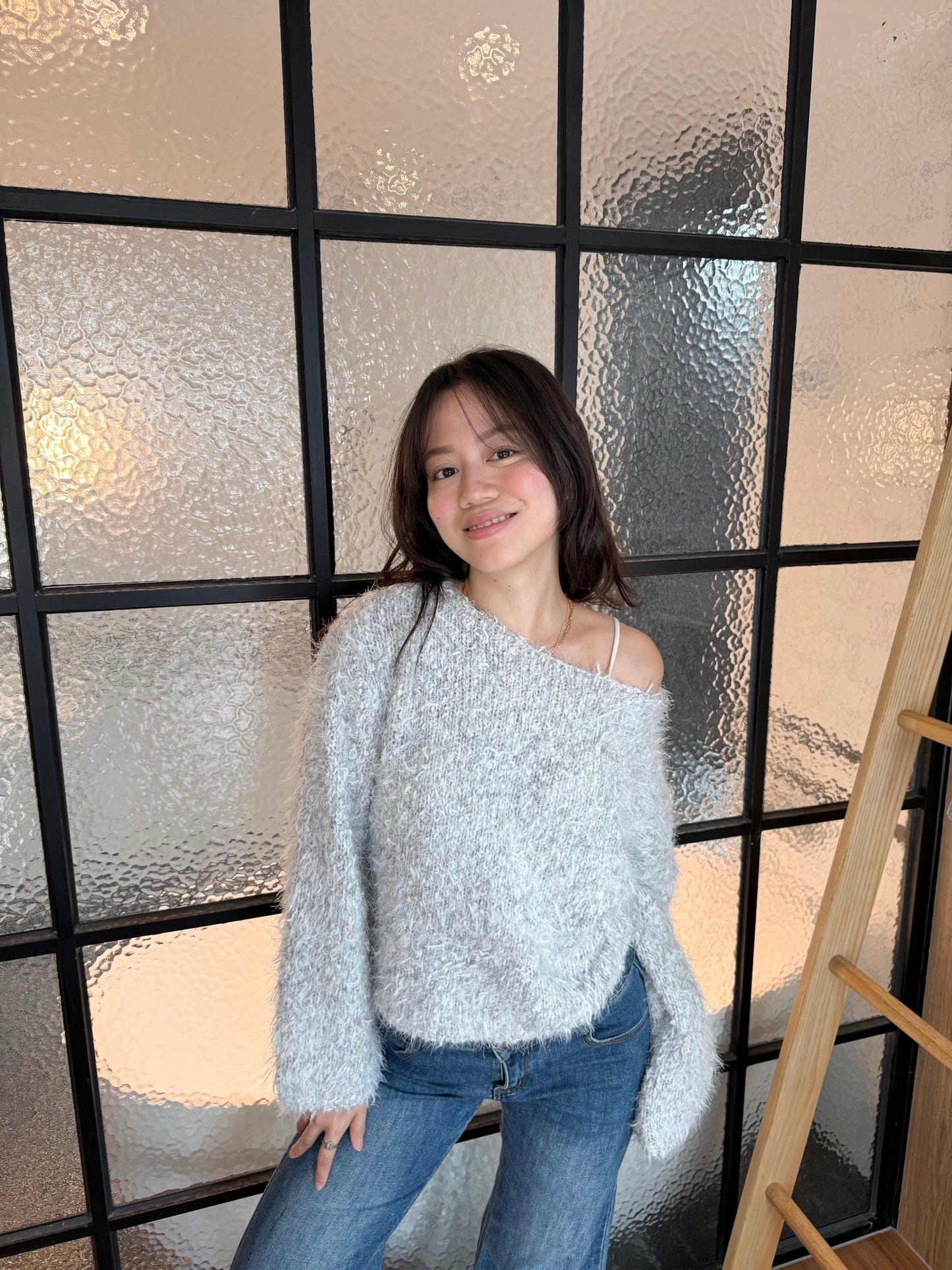 𝐅𝐥𝐮𝐟𝐟𝐲 🇰🇷𝐎𝐟𝐟-𝐒𝐡𝐨𝐮𝐥𝐝𝐞𝐫 𝐊𝐧𝐢𝐭｜灰霧慵懶斜肩毛毛針織🩶🪄