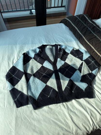 限量🔥🇰🇷𝐒𝐨𝐟𝐭 𝐀𝐫𝐠𝐲𝐥𝐞 𝐂𝐚𝐫𝐝𝐢𝐠𝐚𝐧｜霧藍菱格紋學院毛衣外套📖