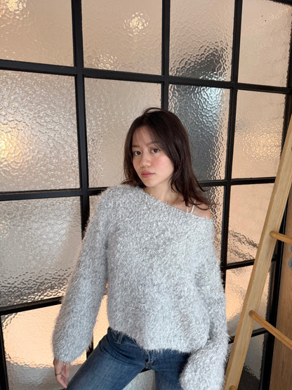 𝐅𝐥𝐮𝐟𝐟𝐲 🇰🇷𝐎𝐟𝐟-𝐒𝐡𝐨𝐮𝐥𝐝𝐞𝐫 𝐊𝐧𝐢𝐭｜灰霧慵懶斜肩毛毛針織🩶🪄