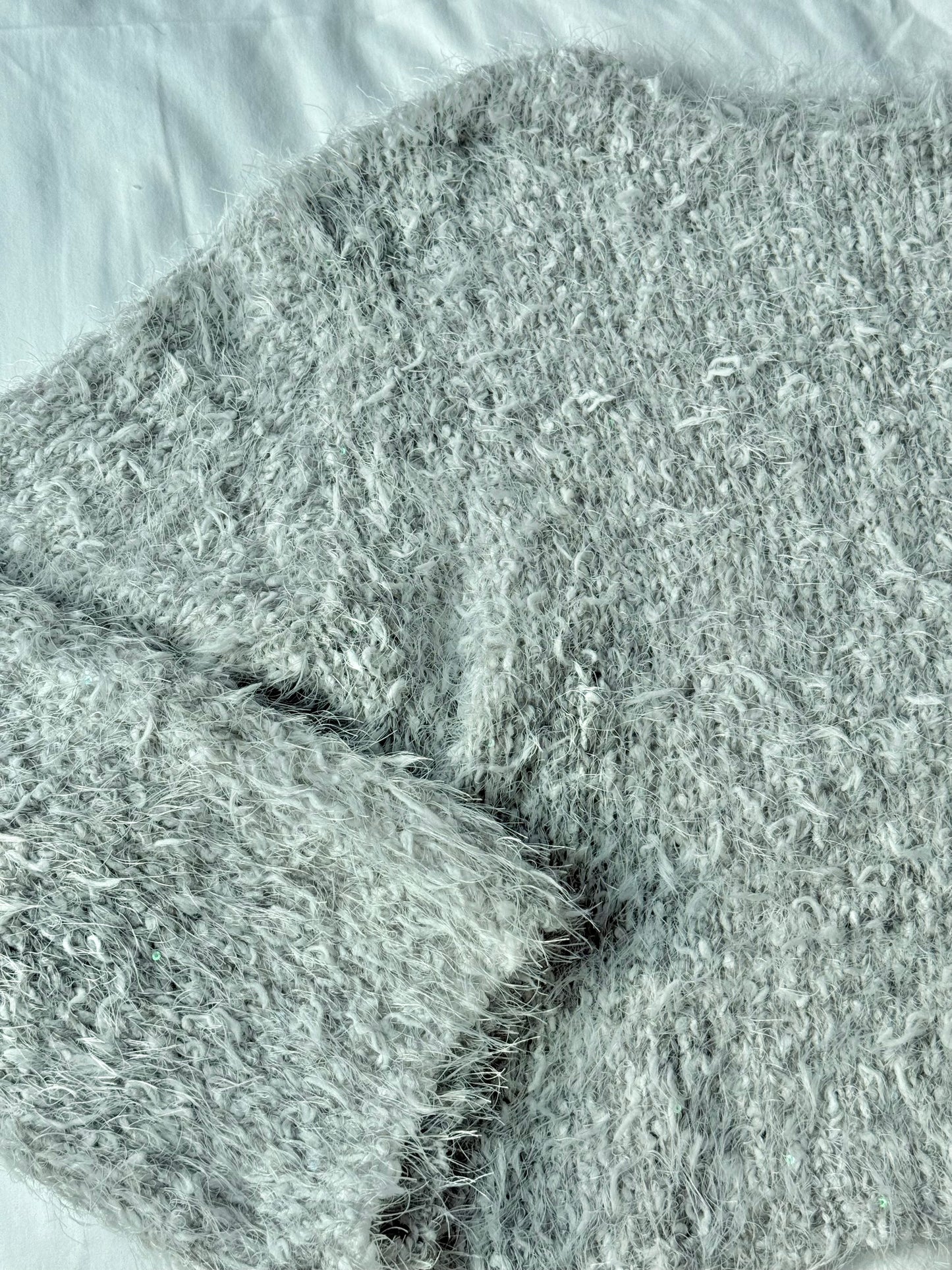 𝐅𝐥𝐮𝐟𝐟𝐲 🇰🇷𝐎𝐟𝐟-𝐒𝐡𝐨𝐮𝐥𝐝𝐞𝐫 𝐊𝐧𝐢𝐭｜灰霧慵懶斜肩毛毛針織🩶🪄