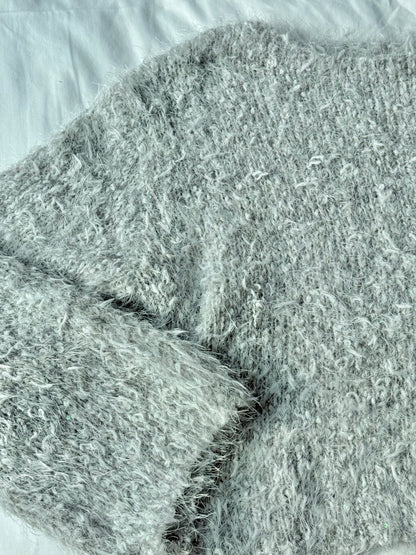 𝐅𝐥𝐮𝐟𝐟𝐲 🇰🇷𝐎𝐟𝐟-𝐒𝐡𝐨𝐮𝐥𝐝𝐞𝐫 𝐊𝐧𝐢𝐭｜灰霧慵懶斜肩毛毛針織🩶🪄