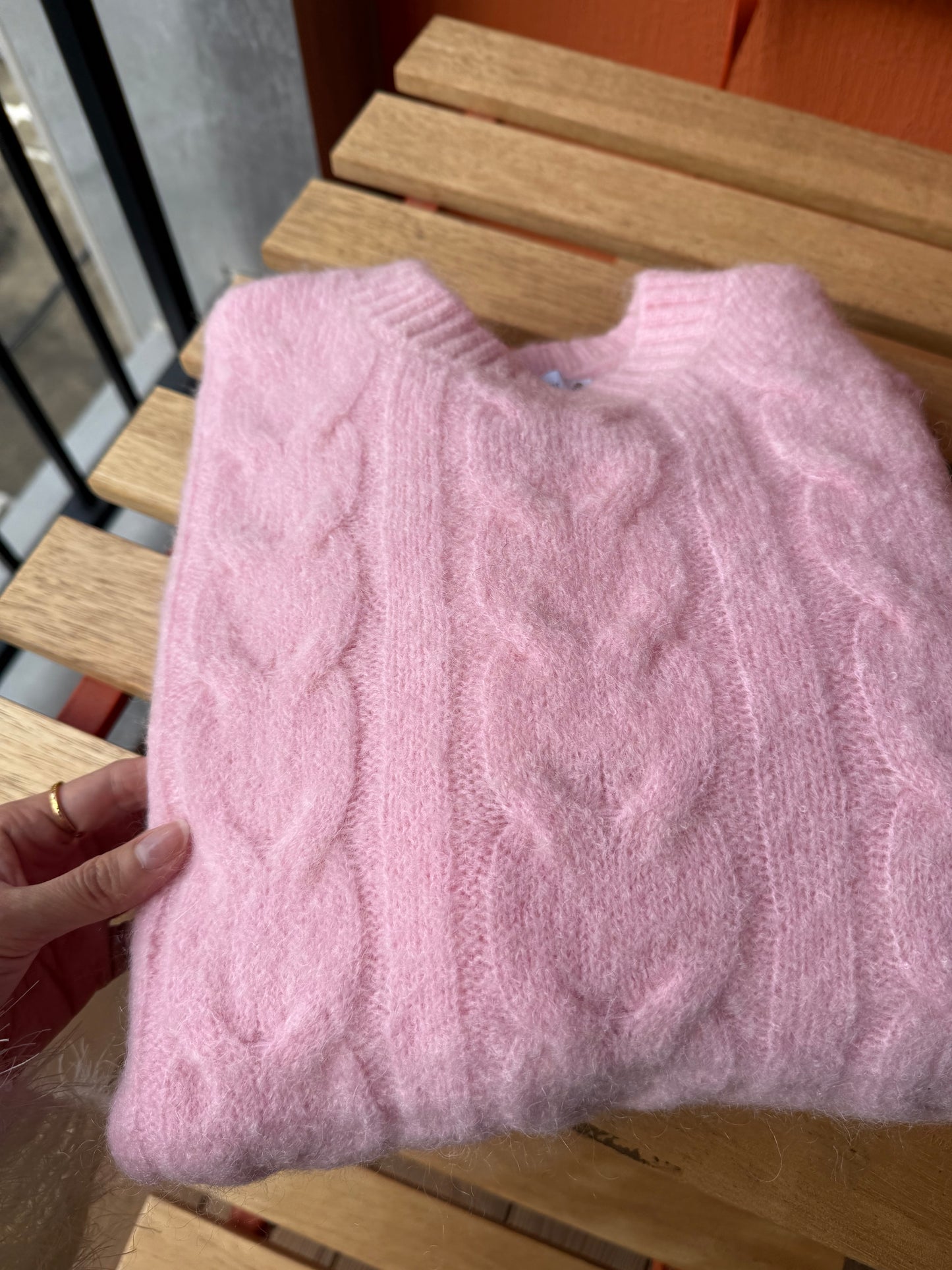 限量🔥🇰🇷𝐏𝐢𝐧𝐤 𝐏𝐥𝐮𝐬𝐡 𝐂𝐚𝐛𝐥𝐞 𝐊𝐧𝐢𝐭｜粉霧麻花毛衣💗🎀