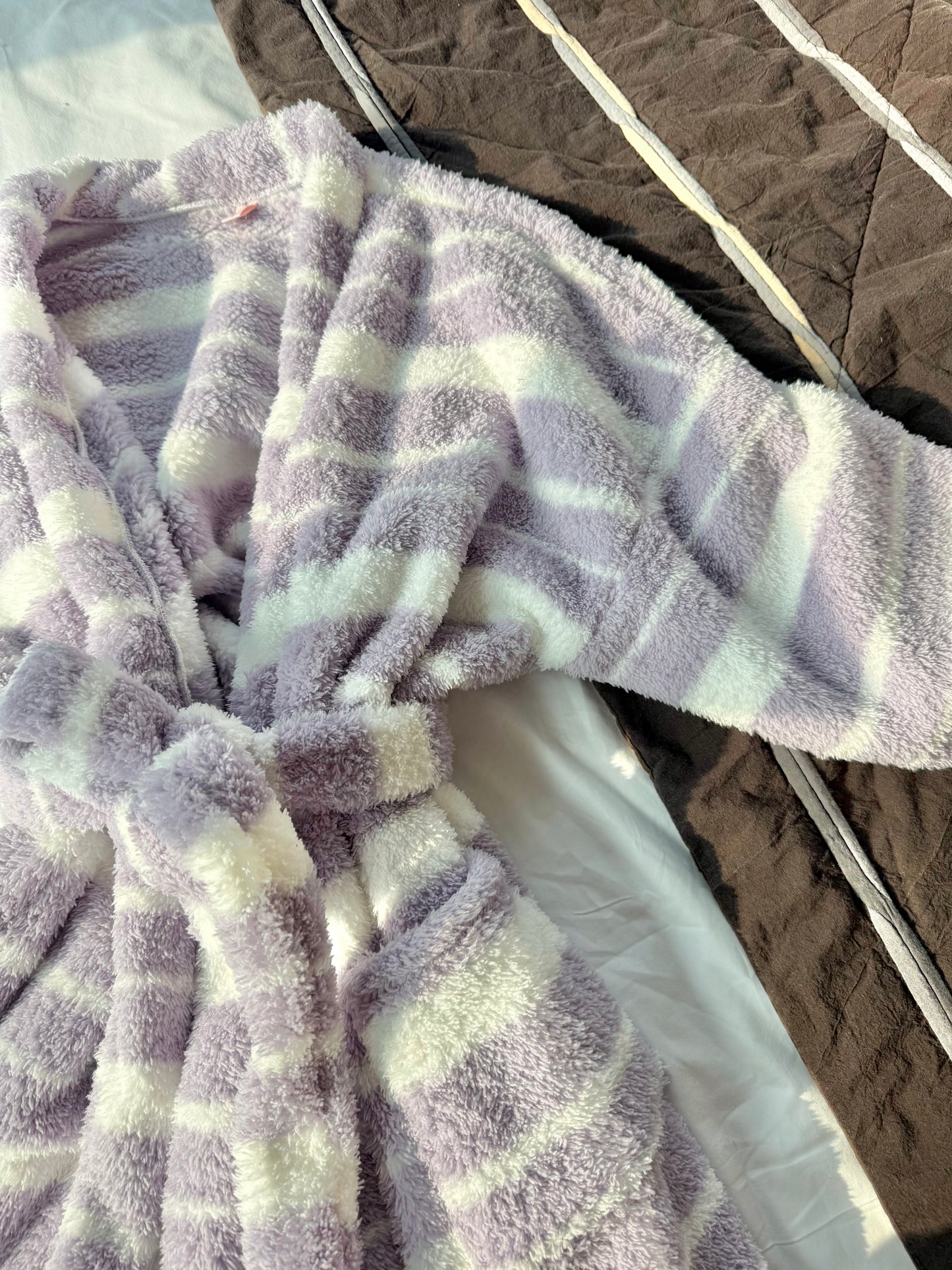 🪻𝐋𝐢𝐥𝐚𝐜 𝐂𝐨𝐳𝐲 𝐑𝐨𝐛𝐞｜薰紫雲朵條紋軟絨長袍🛏️