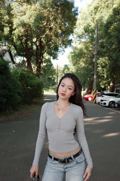 早秋必備🍂美式辣妹修身百搭灰色親膚V領薄長袖🩶