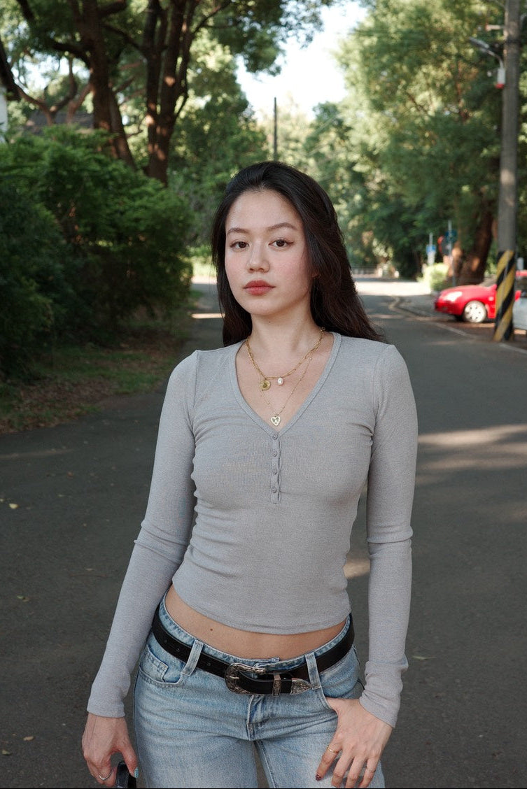 早秋必備🍂美式辣妹修身百搭灰色親膚V領薄長袖🩶