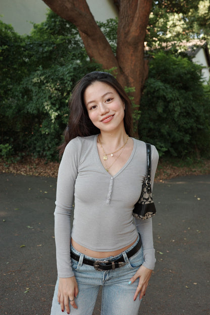 早秋必備🍂美式辣妹修身百搭灰色親膚V領薄長袖🩶