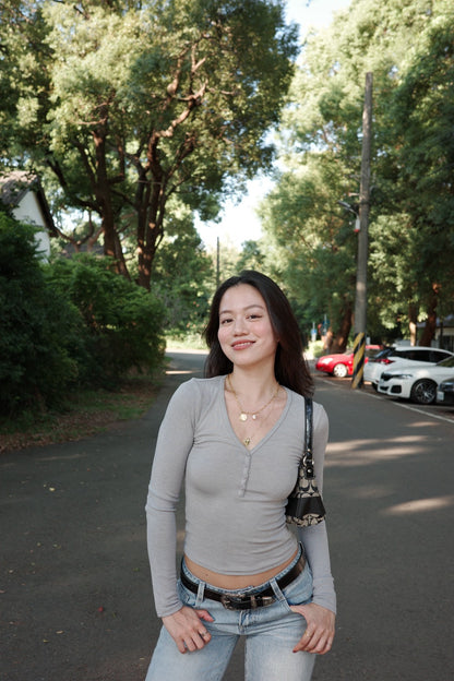 早秋必備🍂美式辣妹修身百搭灰色親膚V領薄長袖🩶