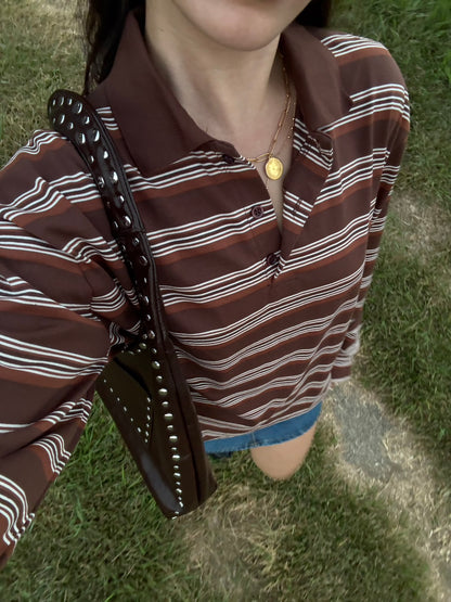 𝟗𝟎𝐬 𝐟𝐞𝐞𝐥𝐢𝐧𝐠 𝐒𝐮𝐧𝐝𝐚𝐲 𝐂𝐨𝐟𝐟𝐞𝐞 𝐒𝐭𝐫𝐢𝐩𝐞 𝐏𝐨𝐥𝐨 ☕️🤎