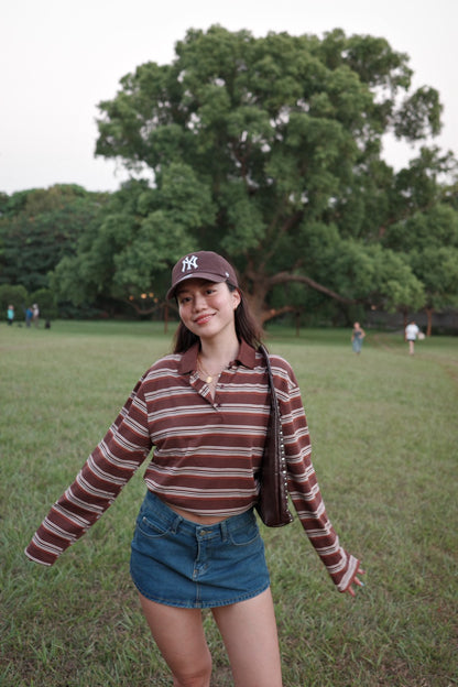 𝟗𝟎𝐬 𝐟𝐞𝐞𝐥𝐢𝐧𝐠 𝐒𝐮𝐧𝐝𝐚𝐲 𝐂𝐨𝐟𝐟𝐞𝐞 𝐒𝐭𝐫𝐢𝐩𝐞 𝐏𝐨𝐥𝐨 ☕️🤎