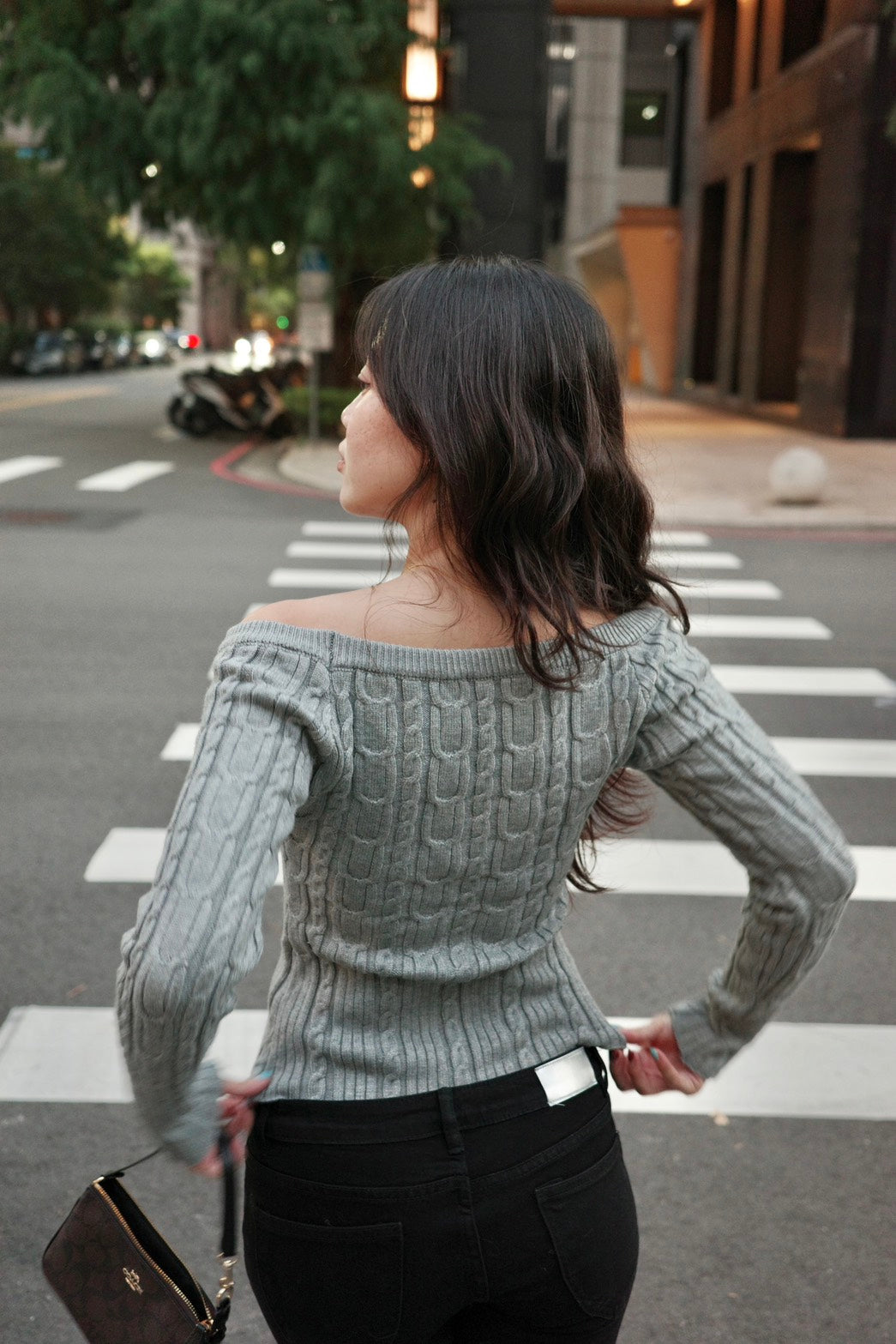 𝟐𝟎𝟎𝟎𝐬 𝐨𝐟𝐟-𝐬𝐡𝐨𝐮𝐥𝐝𝐞𝐫 𝐜𝐚𝐛𝐥𝐞 𝐤𝐧𝐢𝐭 𝐭𝐨𝐩🩶🤍