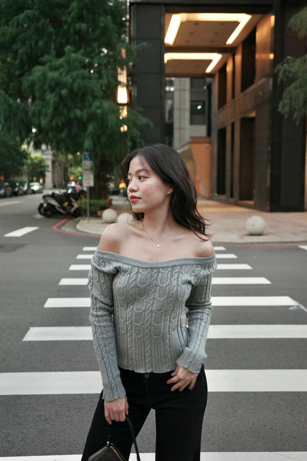 𝟐𝟎𝟎𝟎𝐬 𝐨𝐟𝐟-𝐬𝐡𝐨𝐮𝐥𝐝𝐞𝐫 𝐜𝐚𝐛𝐥𝐞 𝐤𝐧𝐢𝐭 𝐭𝐨𝐩🩶🤍