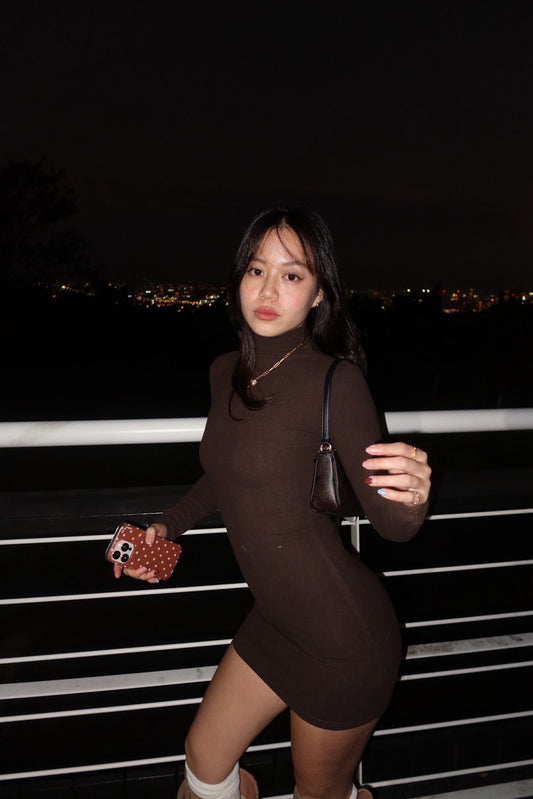 必買🔥𝐒𝐥𝐢𝐦 𝐓𝐮𝐫𝐭𝐥𝐞 𝐃𝐫𝐞𝐬𝐬棉質高領緊身短洋🤎🍷