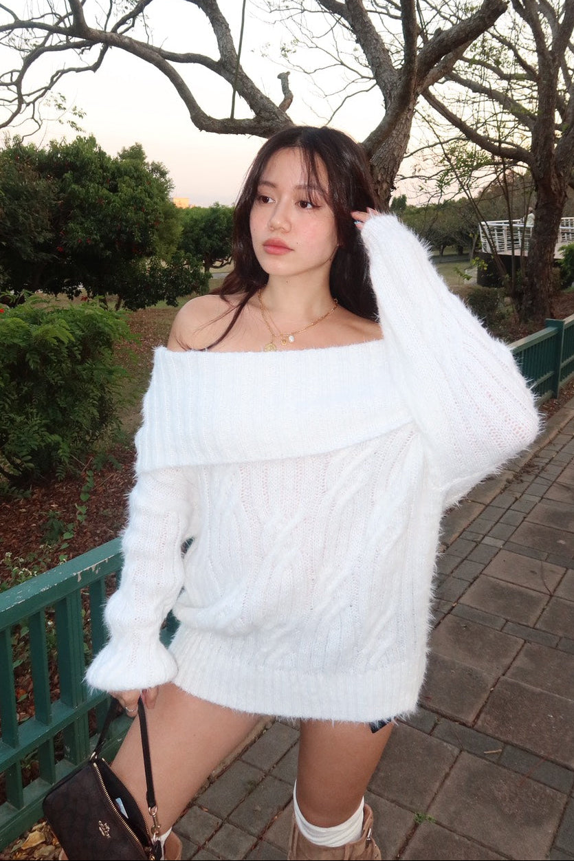 𝐎𝐟𝐟-𝐒𝐡𝐨𝐮𝐥𝐝𝐞𝐫 𝐒𝐰𝐞𝐚𝐭𝐞𝐫 奶霜一字領大毛衣 🥛❄️