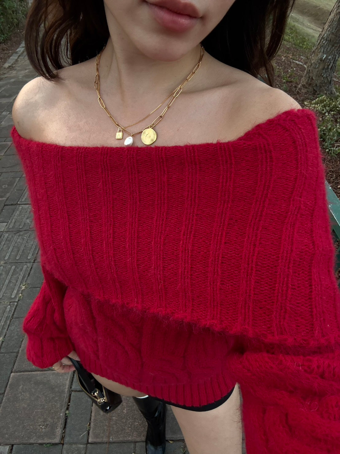𝐎𝐟𝐟-𝐒𝐡𝐨𝐮𝐥𝐝𝐞𝐫 𝐒𝐰𝐞𝐚𝐭𝐞𝐫 暗紅一字領大毛衣 ♥️❄️