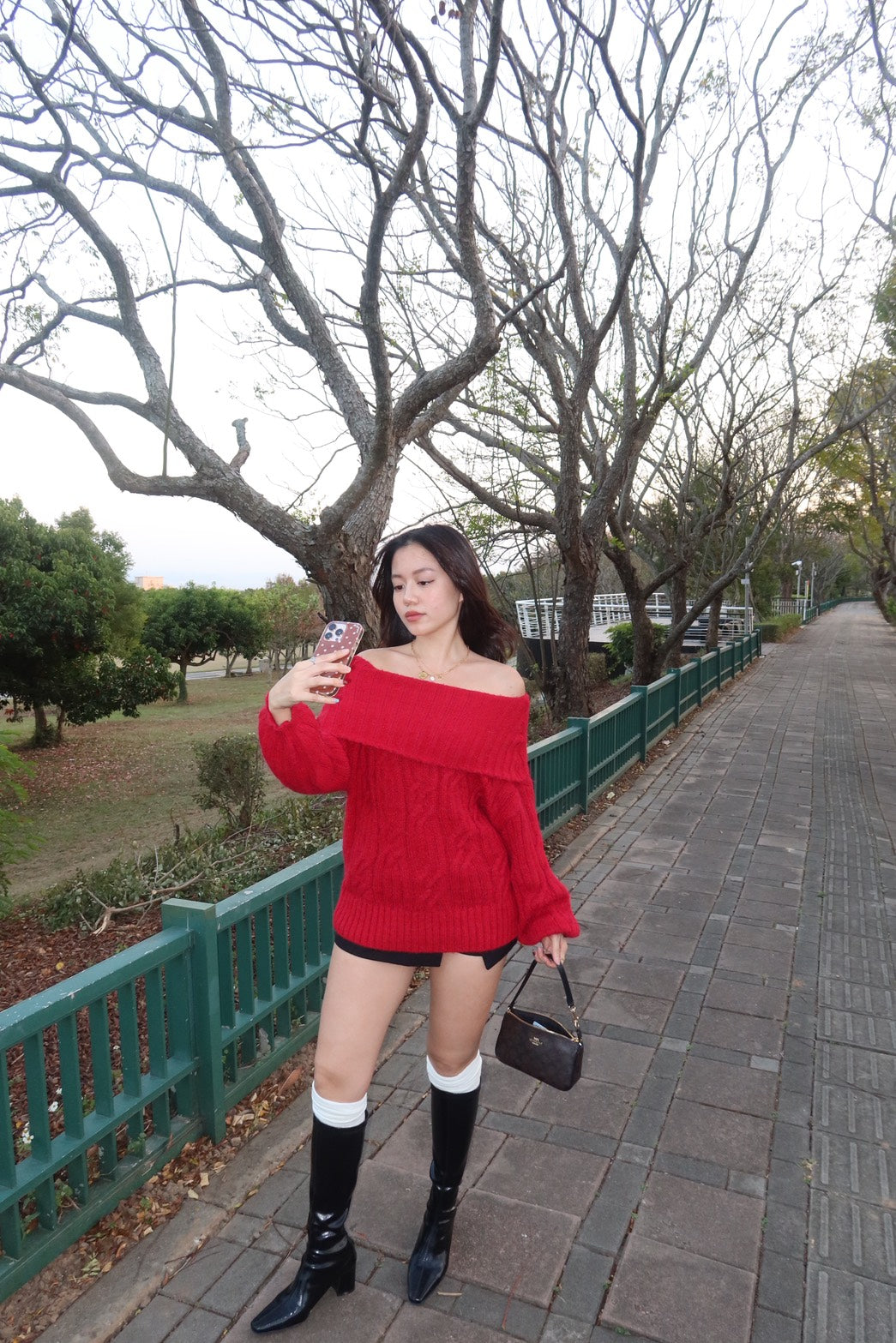 𝐎𝐟𝐟-𝐒𝐡𝐨𝐮𝐥𝐝𝐞𝐫 𝐒𝐰𝐞𝐚𝐭𝐞𝐫 暗紅一字領大毛衣 ♥️❄️