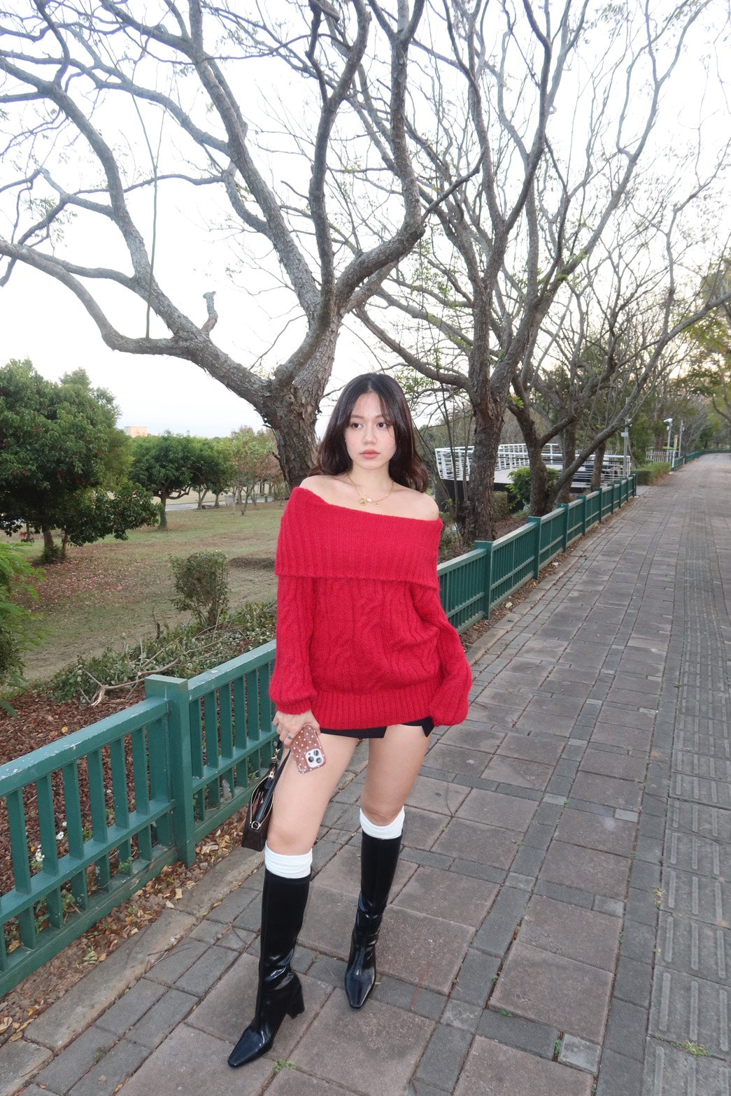 𝐎𝐟𝐟-𝐒𝐡𝐨𝐮𝐥𝐝𝐞𝐫 𝐒𝐰𝐞𝐚𝐭𝐞𝐫 暗紅一字領大毛衣 ♥️❄️
