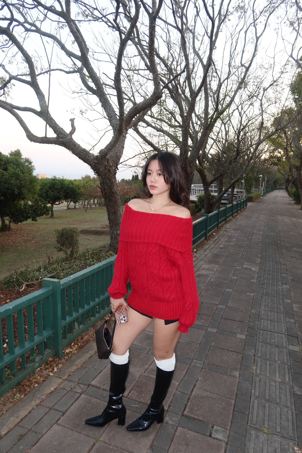 𝐎𝐟𝐟-𝐒𝐡𝐨𝐮𝐥𝐝𝐞𝐫 𝐒𝐰𝐞𝐚𝐭𝐞𝐫 暗紅一字領大毛衣 ♥️❄️