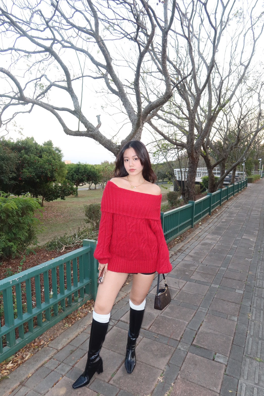 𝐎𝐟𝐟-𝐒𝐡𝐨𝐮𝐥𝐝𝐞𝐫 𝐒𝐰𝐞𝐚𝐭𝐞𝐫 暗紅一字領大毛衣 ♥️❄️
