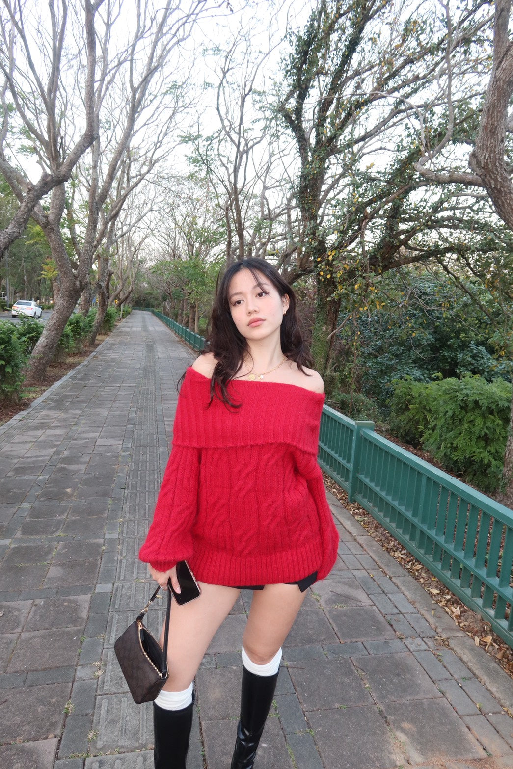 𝐎𝐟𝐟-𝐒𝐡𝐨𝐮𝐥𝐝𝐞𝐫 𝐒𝐰𝐞𝐚𝐭𝐞𝐫 暗紅一字領大毛衣 ♥️❄️