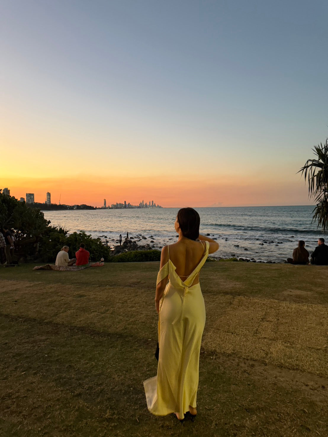 𝐆𝐨𝐥𝐝𝐞𝐧 𝐇𝐨𝐮𝐫 𝐃𝐫𝐞𝐬𝐬🌆🍸